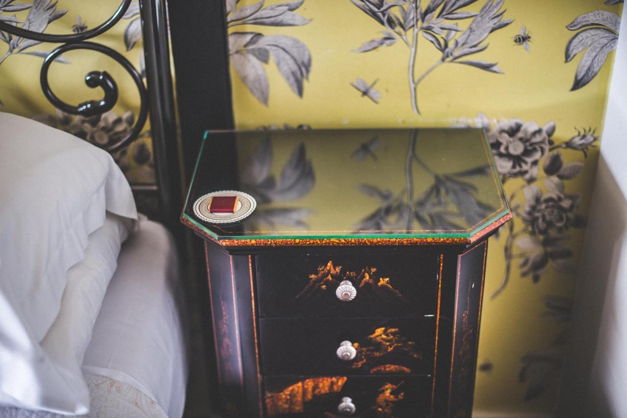 Jeakes House Bed & Breakfast Rye Ngoại thất bức ảnh A bedside table