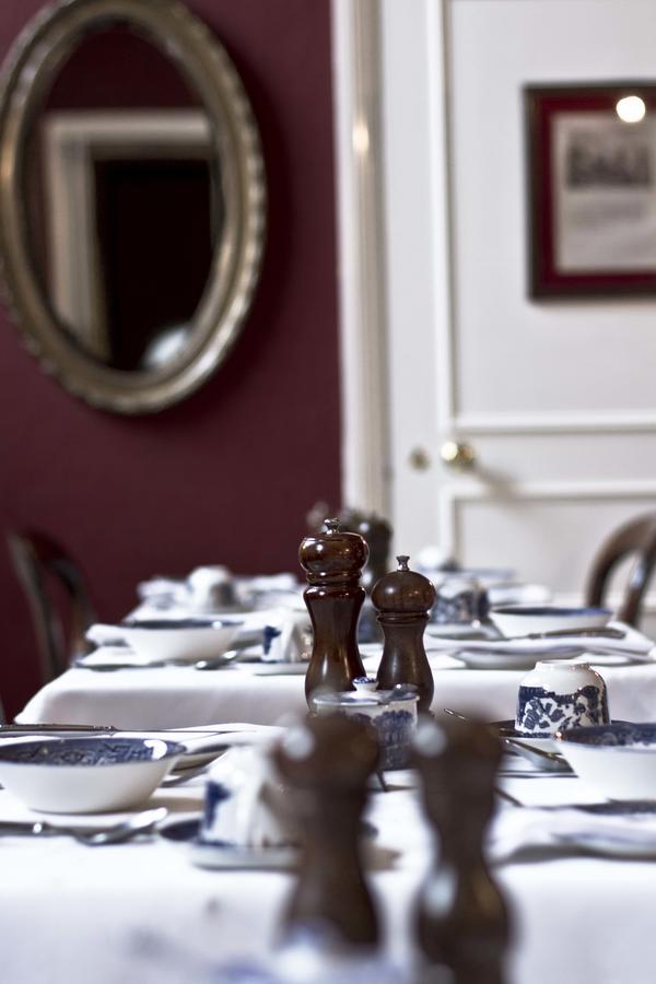 Jeakes House Bed & Breakfast Rye Ngoại thất bức ảnh Salt and pepper shakers on a restaurant table